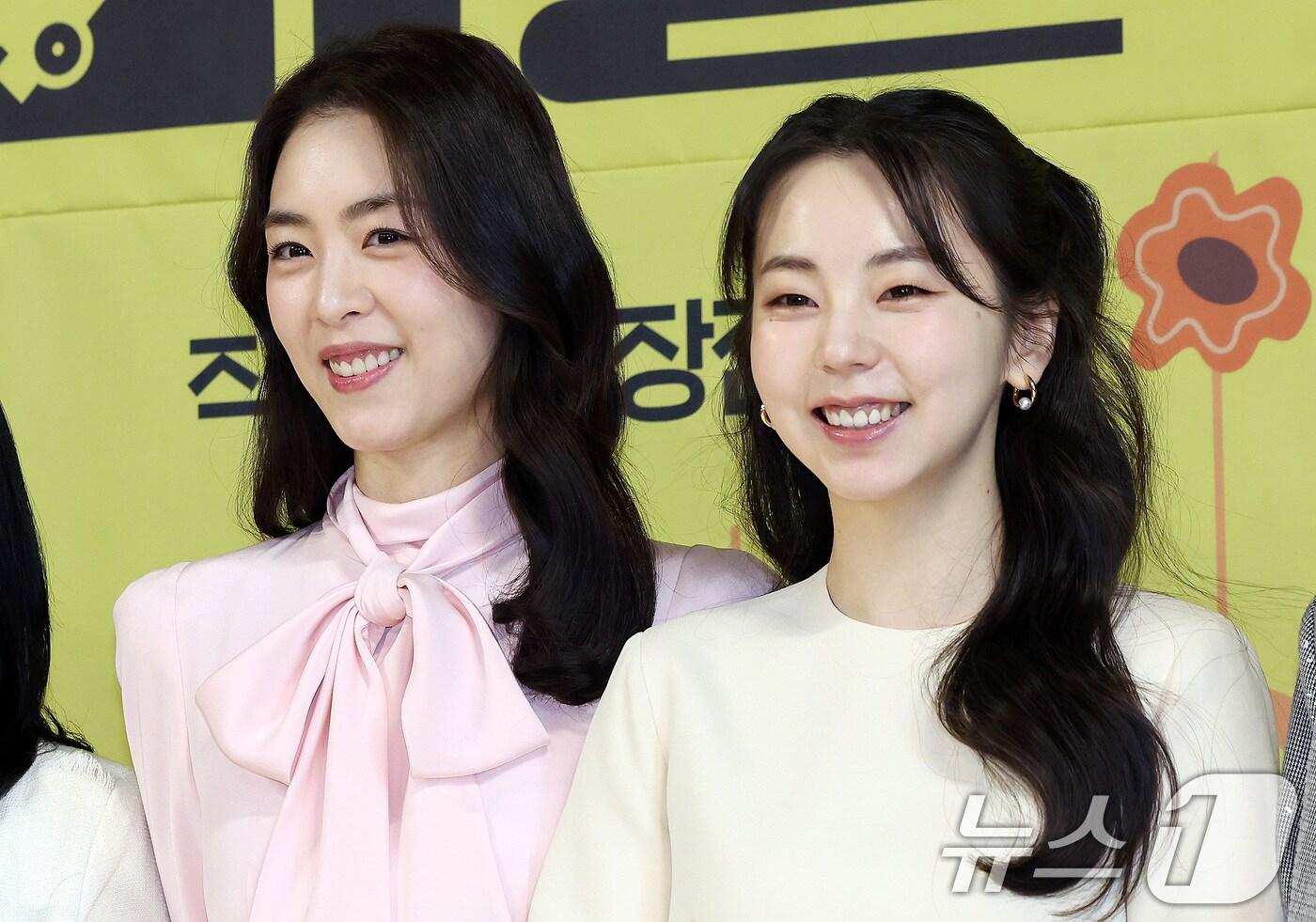 배우 이연희와 안소희(오른쪽)가 15일 서울 종로구 예술가의집에서 열린 연극 '꽃의 비밀' 기자간담회에서 포토타임을 갖고 있다. 2025.1.15/뉴스1 ⓒ News1 이동해 기자