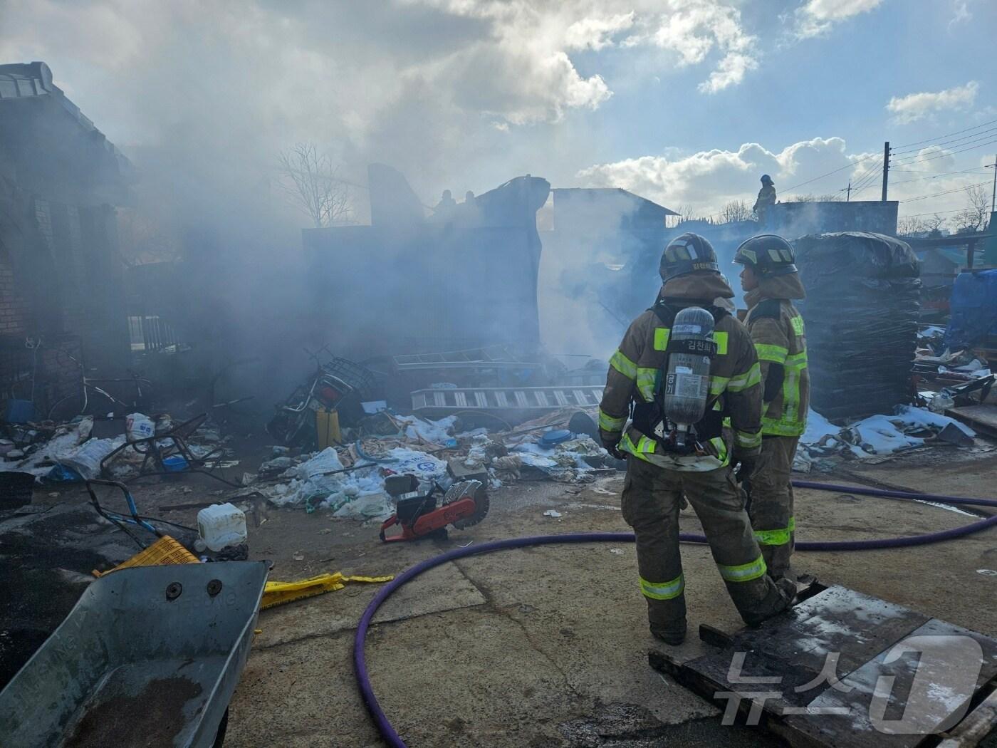 본문 이미지 - 15일 오후 1시 38분께 전북 군산시 내흥동 한 단독주택 마당에 있던 저온창고에서 불이 났다.(군산소방 제공) 2025.1.15/뉴스1