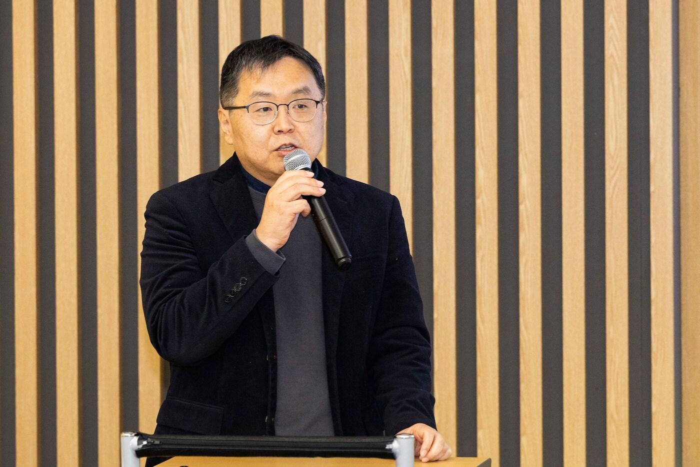 양진수 현대자동차그룹 HMG경영연구원 모빌리티산업연구실장이 15일 한국자동차기자협회가 서울 서초구 한국자동차모빌리티산업협회&#40;KAMA&#41; 회관에서 개최한 신년 세미나에서 2025년 글로벌 자동차 시장 전망을 주제로 발표하고 있다&#40;한국자동차기자협회 제공&#41;. 2025.01.15.