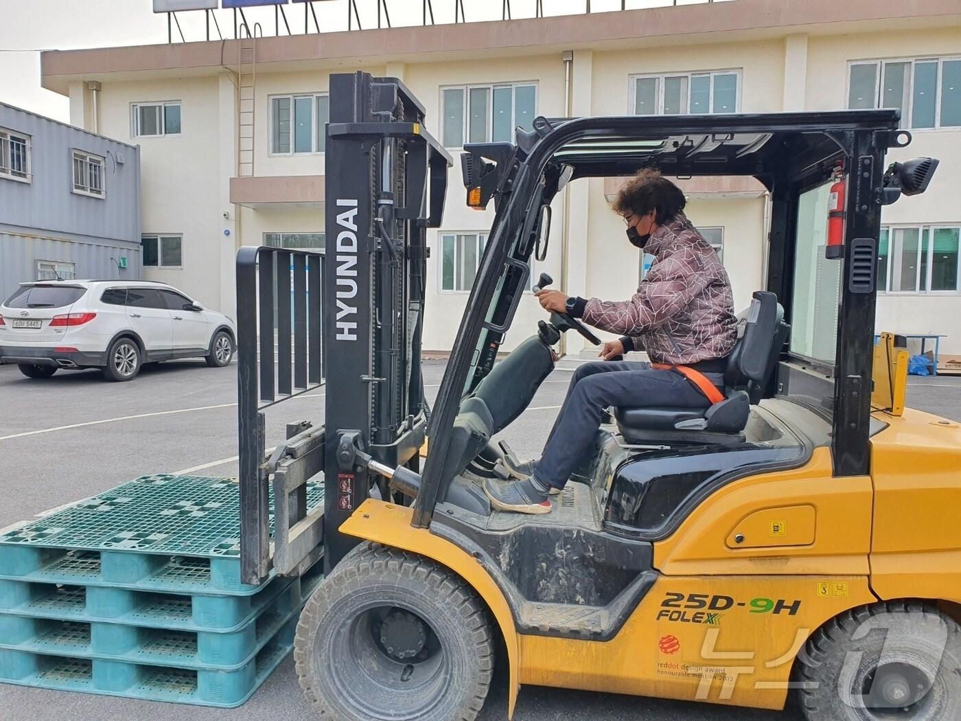 본문 이미지 - 전북자치도 임실군이 소형 건설기계(3톤 미만 굴착기, 지게차, 스키로더) 면허취득 교육생을 선발해 교육비를 지원한다.(임실군제공)2025.1.15/뉴스1