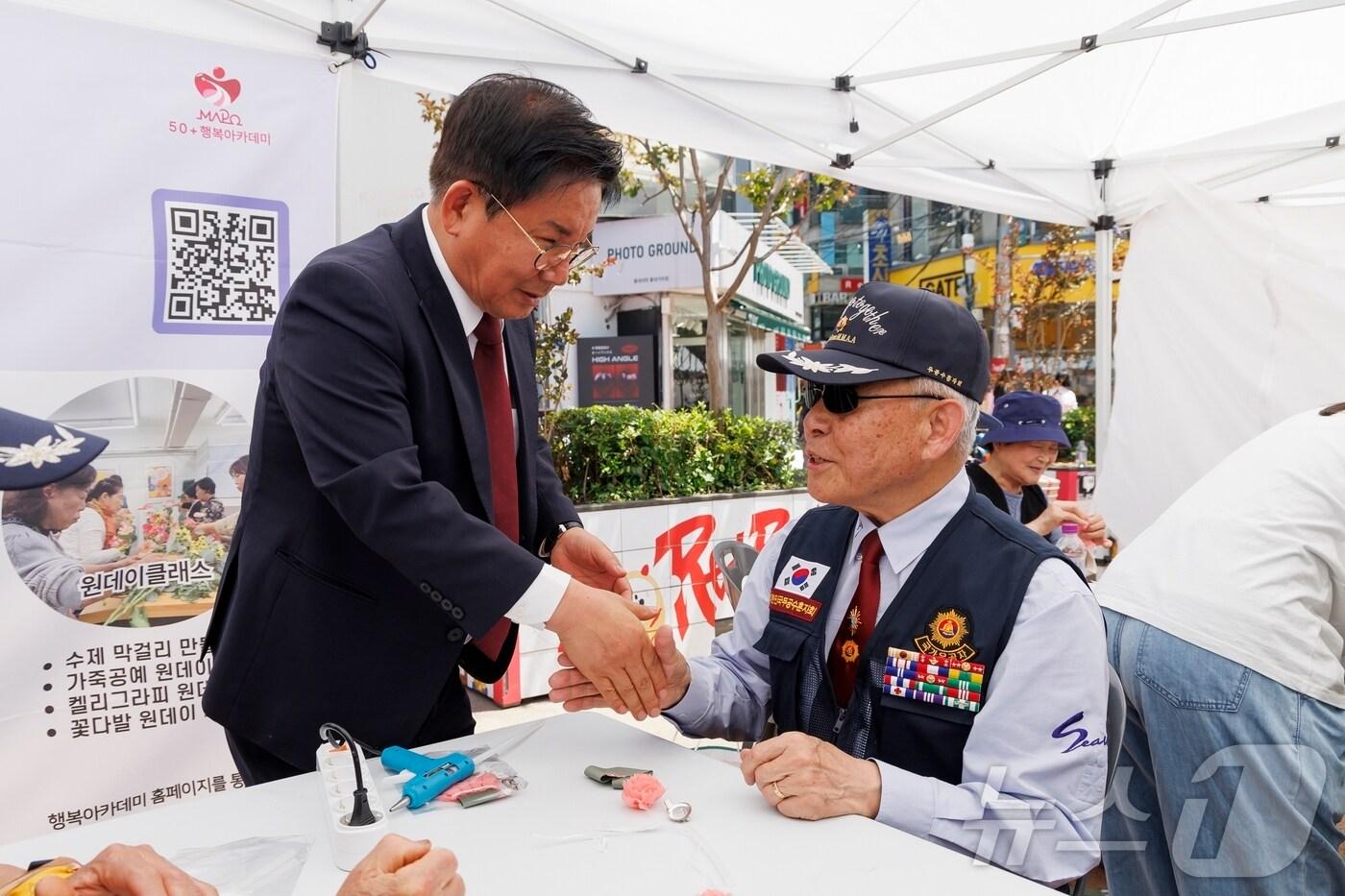 마포구청 광장에서 열린 설맞이 농특산물 직거래장터에 방문한 박강수 마포구청장.(마포구청 제공)