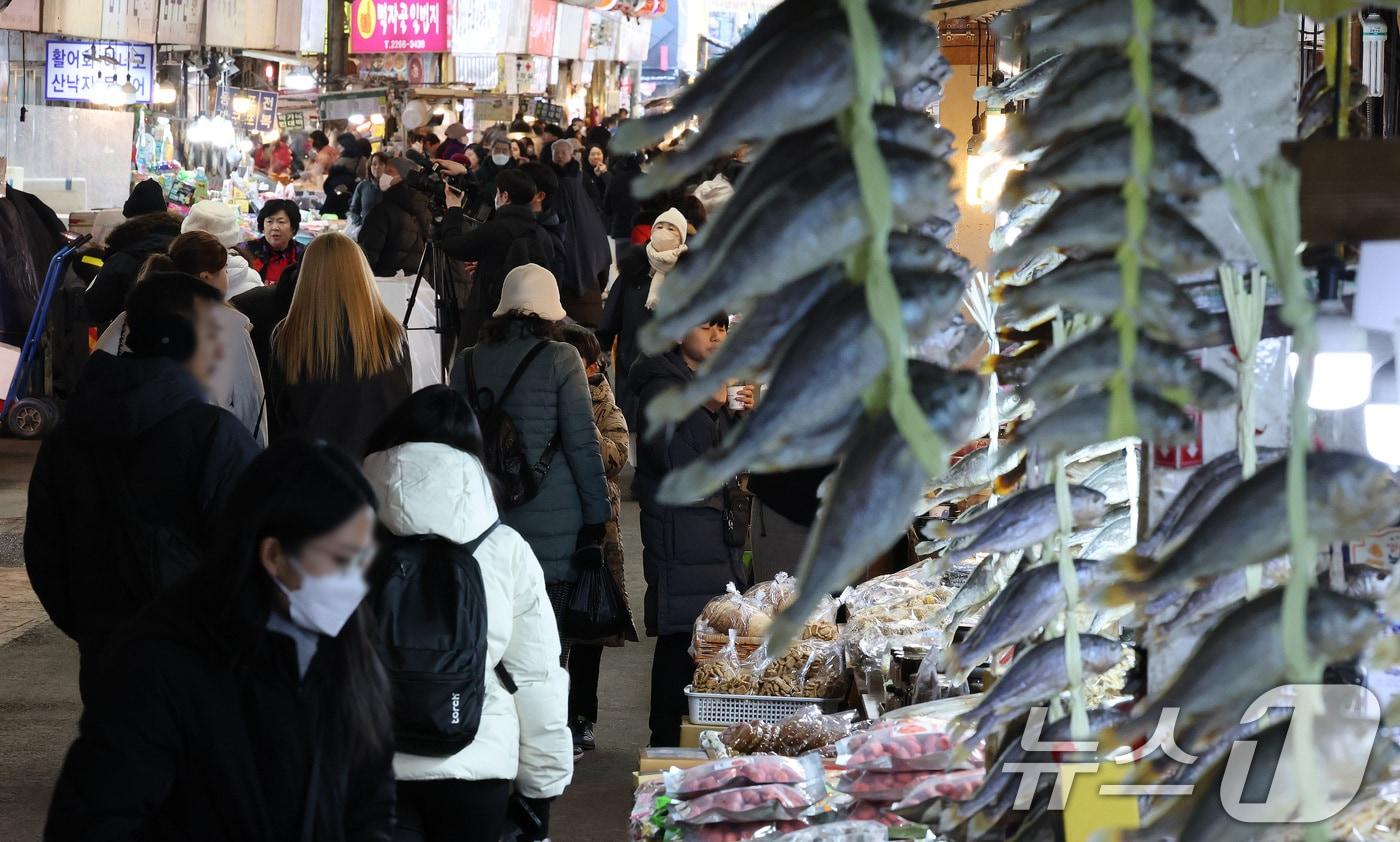 서울 시내 전통시장에서 시민들이 장을 보는 모습. 2025.1.15/뉴스1 ⓒ News1 임세영 기자