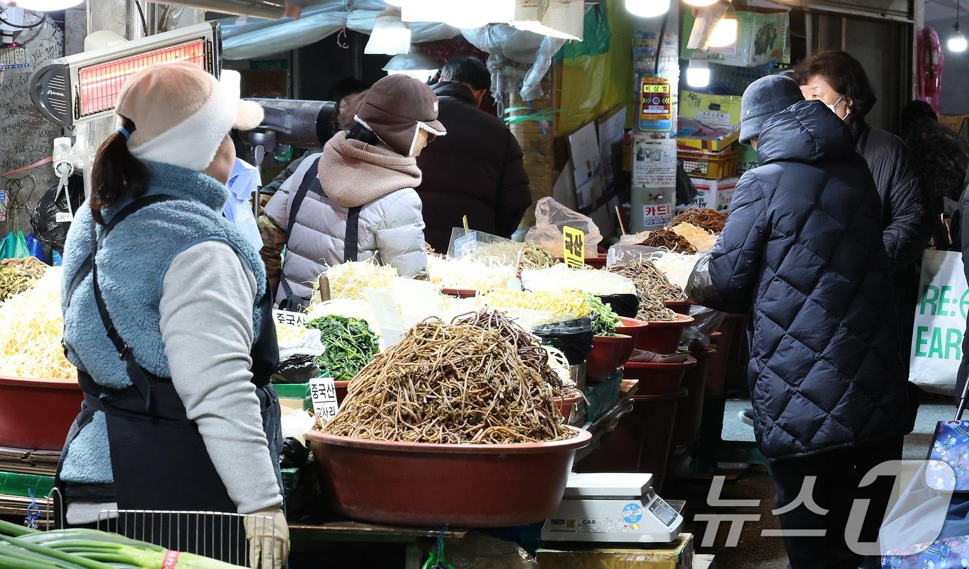서울 시내 전통시장에서 시민들이 장을 보는 모습. /뉴스1 ⓒ News1 임세영 기자
