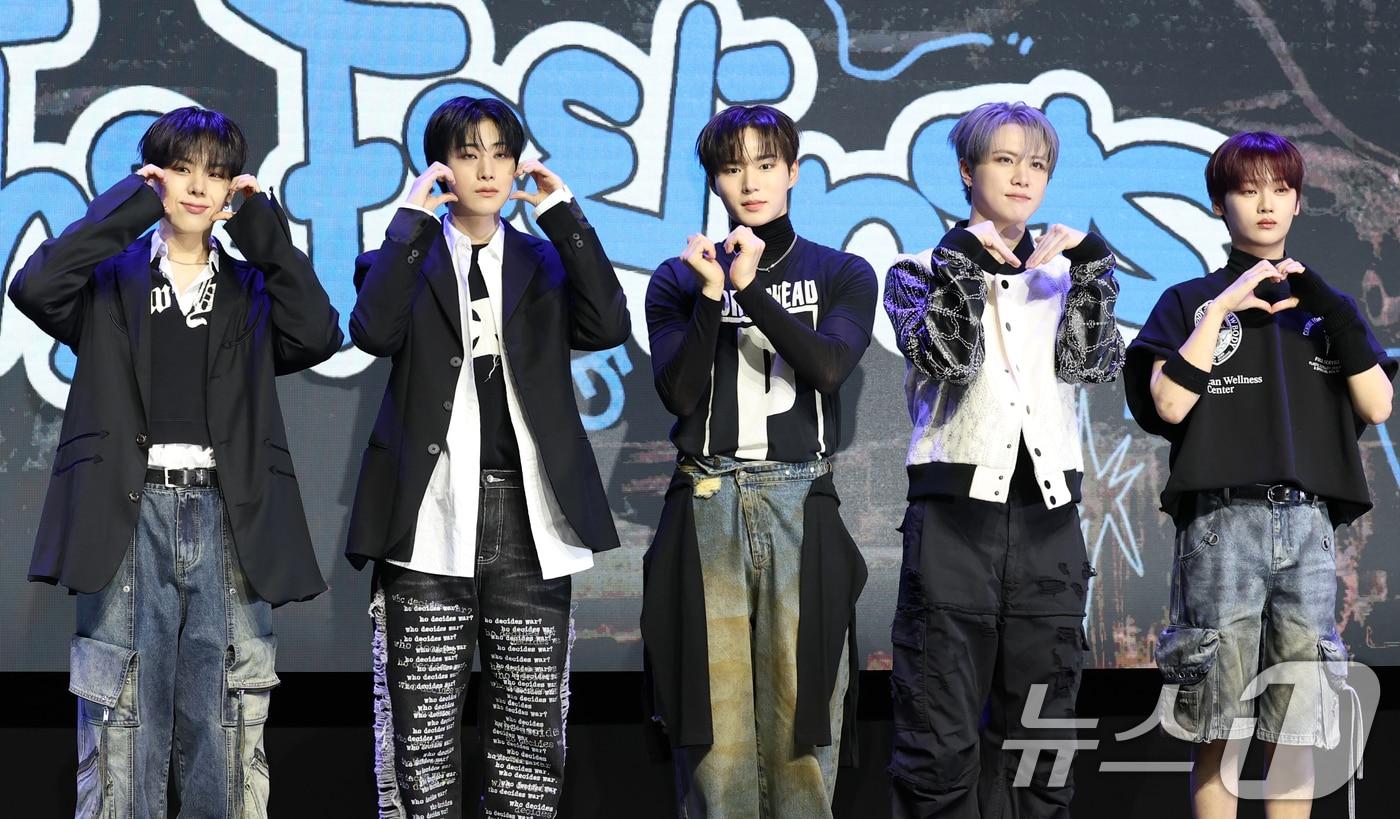 위아이 장대현(왼쪽부터)과 유용하, 김준서, 김동한, 강석화가 15일 서울 서대문구 예스24 원더로크홀에서 가진 그룹 위아이(WEi)의 미니 7집 'The Feelings(더 필링스)' 발매 쇼케이스에서 포즈를 취하고 있다. 2025.1.15/뉴스1 ⓒ News1 권현진 기자