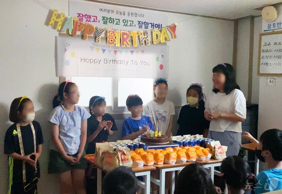 본문 이미지 - 지역아동센터에서 저소득 가구 아동을 위한 생일 행사를 진행하고 있다.(관악구청 제공)