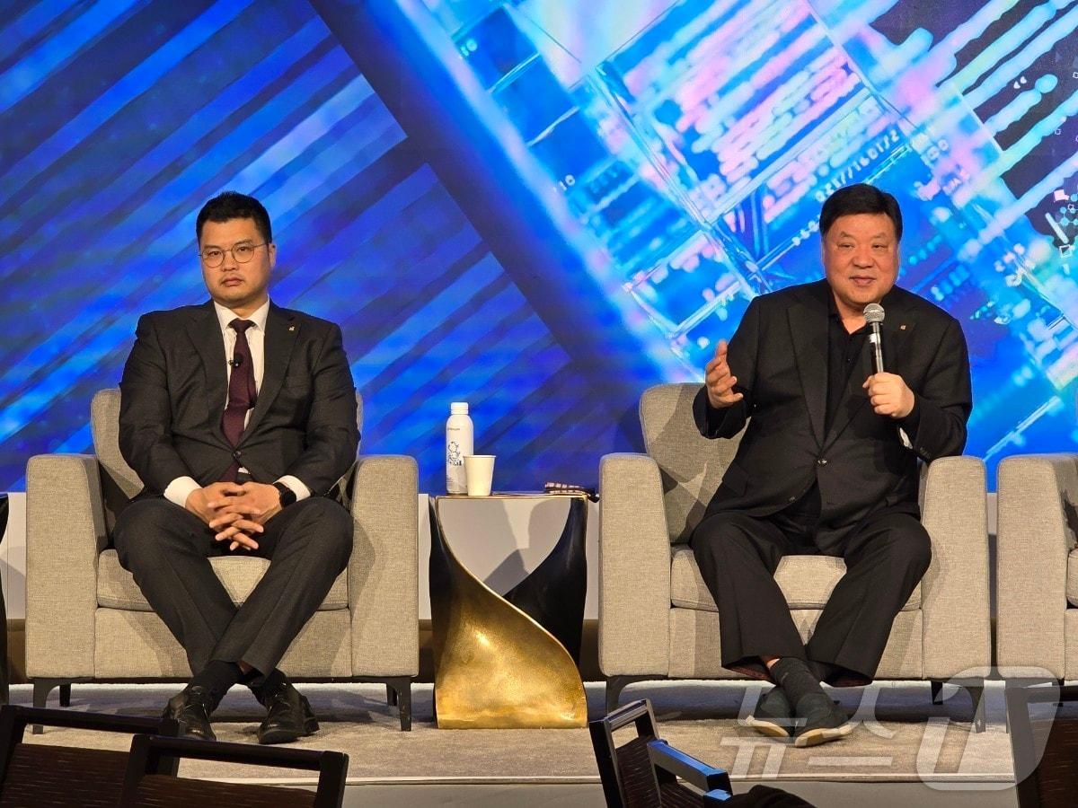 본문 이미지 - 서진석 셀트리온 경영사업본부 총괄 대표이사(왼쪽)와 서정진 셀트리온그룹 회장이 14일(현지시간) 미국 샌프란시스코에서 개최된 '2025 JP모건 헬스케어 콘퍼런스'에서 질의응답을 진행하고 있다.(셀트리온 제공)/뉴스1