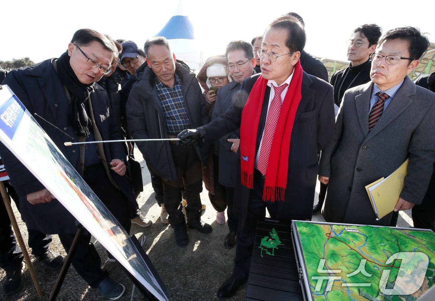 홍준표 대구시장이 15일 오후 대구 군위군 소보면 내의리 대구경북신공항 이전 부지 중심 지점을 찾아 신공항 건설사업 현황을 점검하고 있다. 2025.1.15/뉴스1 ⓒ News1 공정식 기자