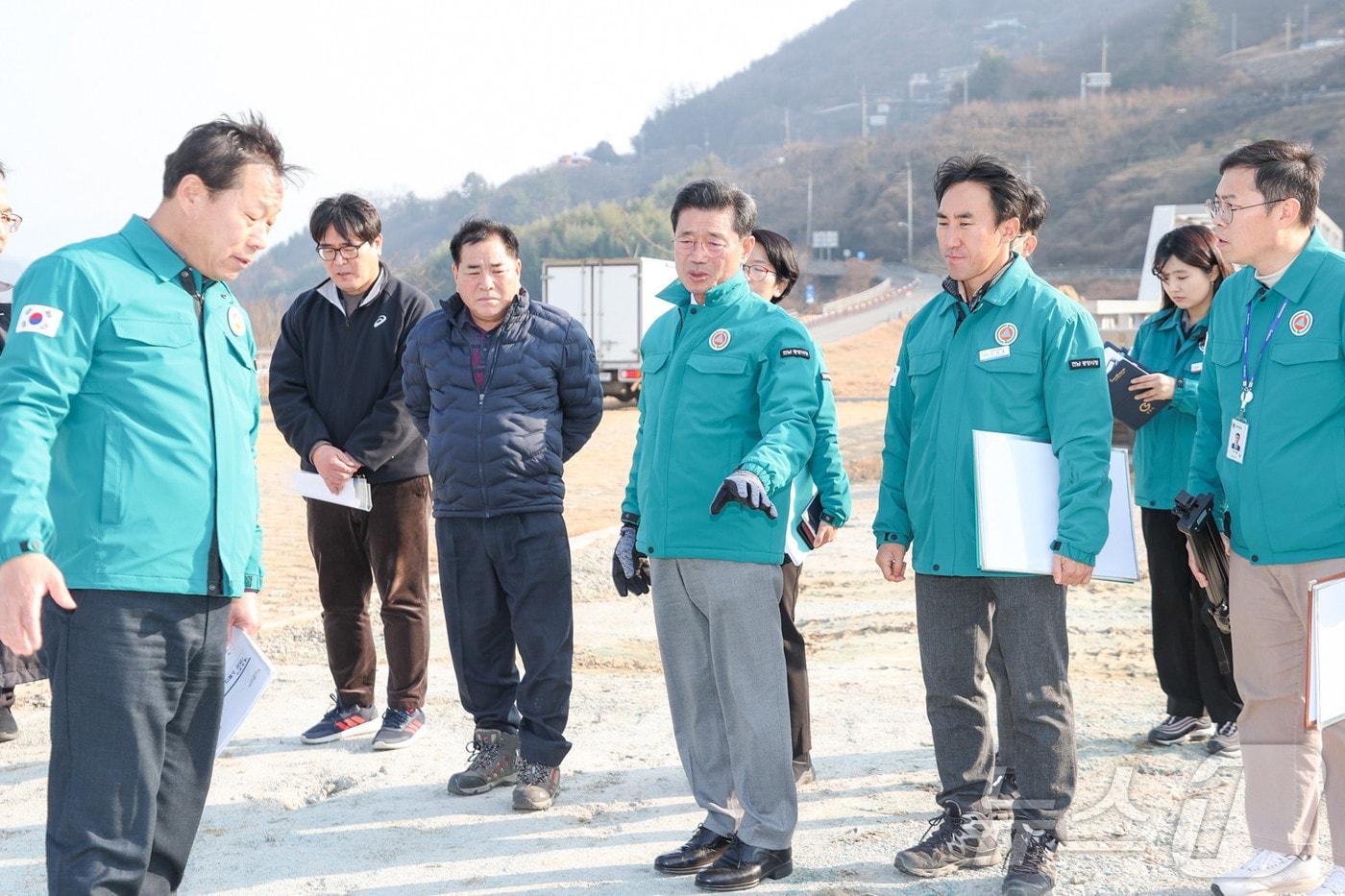 14일 매화축제준비 현장을 찾은 정인화 시장이 교통난 해소를 위한 주차장 확보와 둔치 인근 정비공사를 철저히 할것을 지시하고 있다(광양시 제공)2025.1.15/
