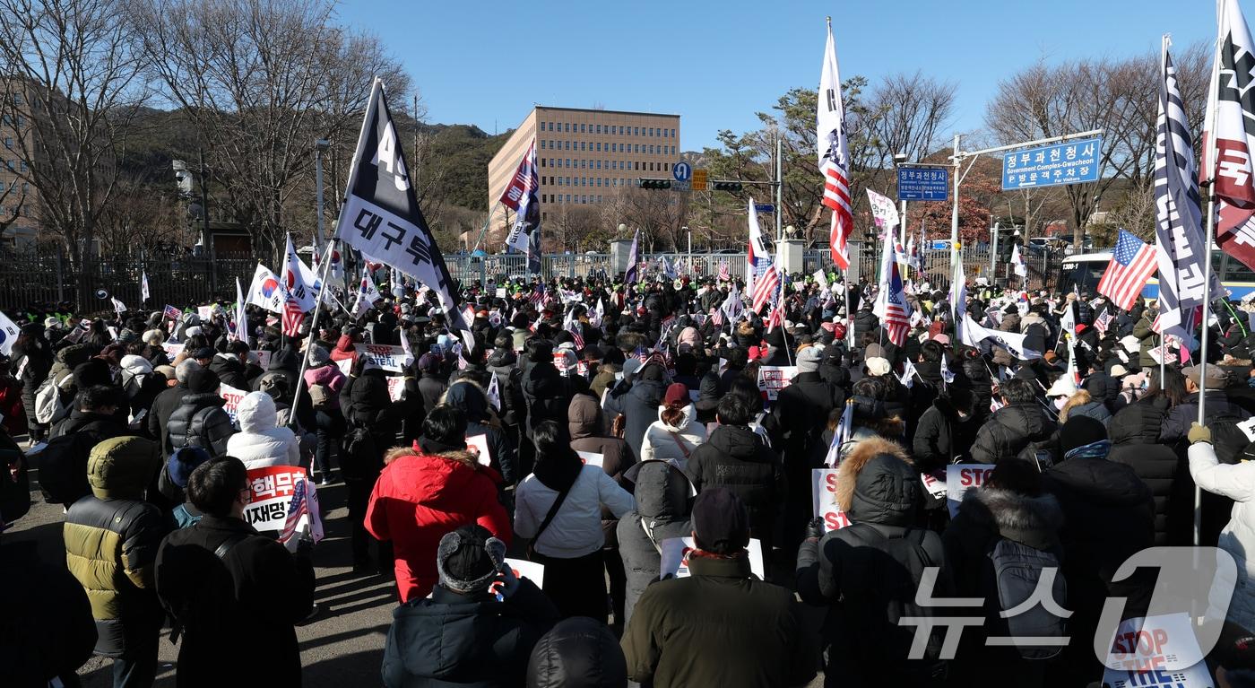 15일 오후 경기 과천시 정부과천청사 앞에서 보수단체 회원들이 윤석열 대통령 지지·응원 집회를 하고 있다. 2025.1.15/뉴스1 ⓒ News1 김영운 기자