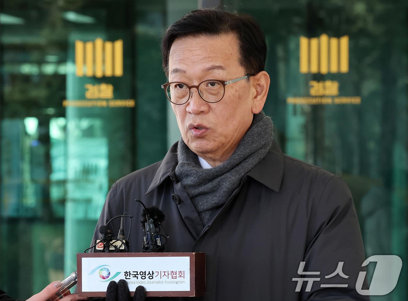 본문 이미지 - 윤석열 대통령 측 법률자문인 석동현 변호사가 15일 오후 서울 서초구 서울고등검찰청 앞에서 취재진 질문에 답하고 있다. 내란 우두머리 혐의로 체포된 윤석열 대통령은 이날 오전부터 공수처에서 조사를 받고 있다. 2025.1.15/뉴스1 ⓒ News1 박세연 기자