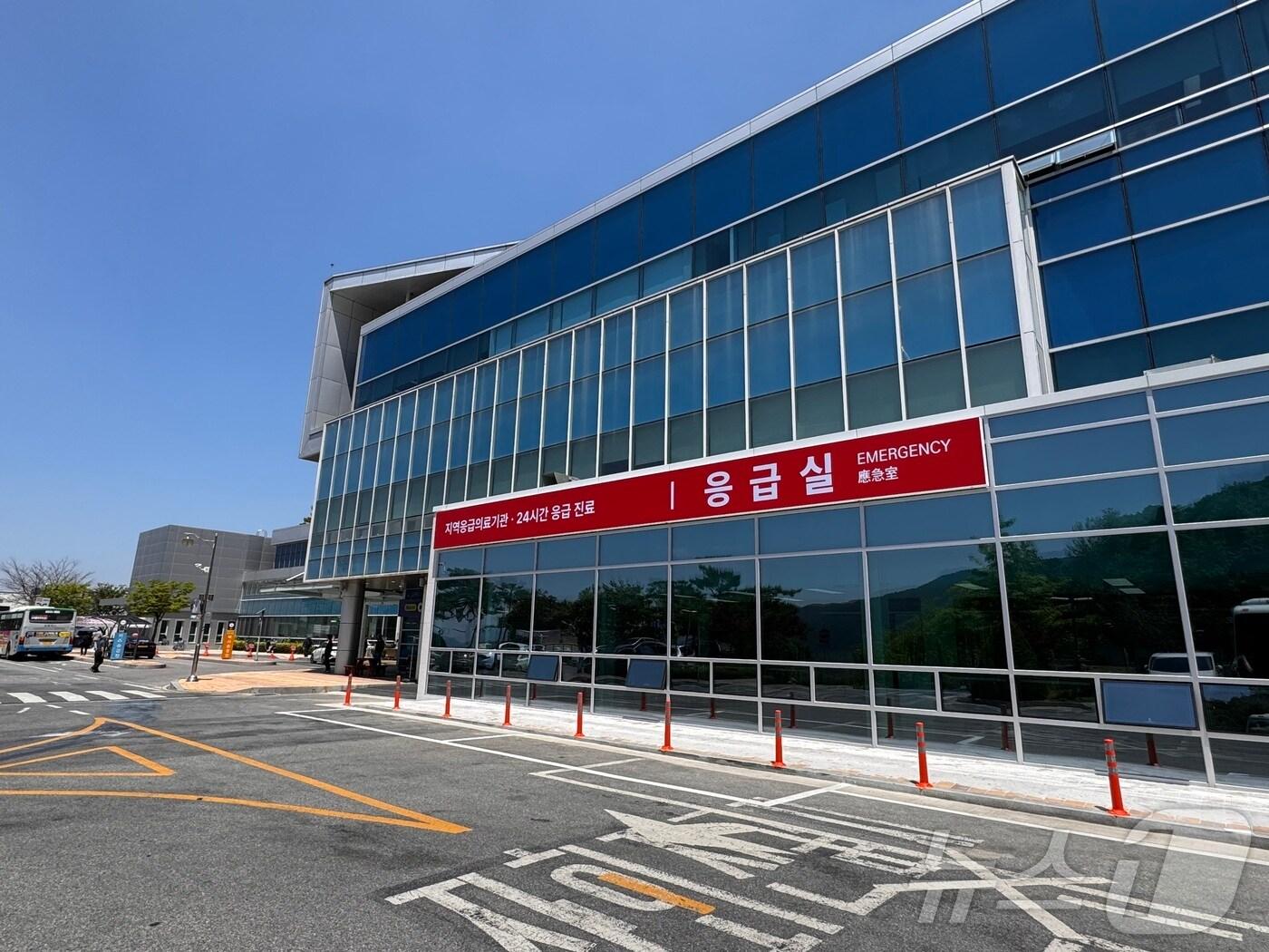 본문 이미지 -  15일 충청북도 충주의료원은 2024년 응급의료기관평가에서 최우수 등급인 A등급을 획득했다고 밝혔다. 사진은 응급실.(충주의료원 제공)/뉴스1