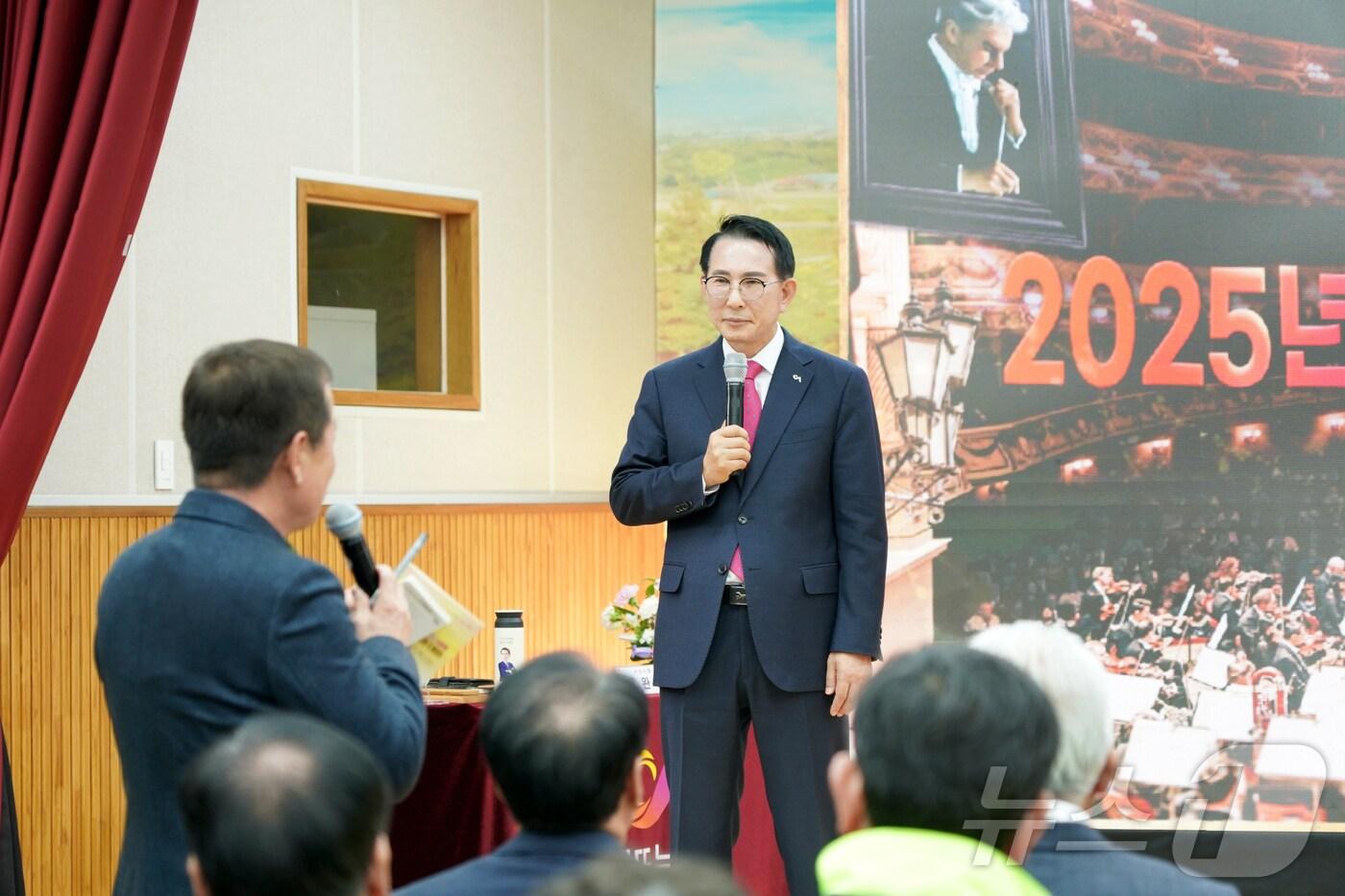 이완섭 서산시장이 14일 고북면민과 대화를 하고 있다.(서산시 제공)/뉴스1