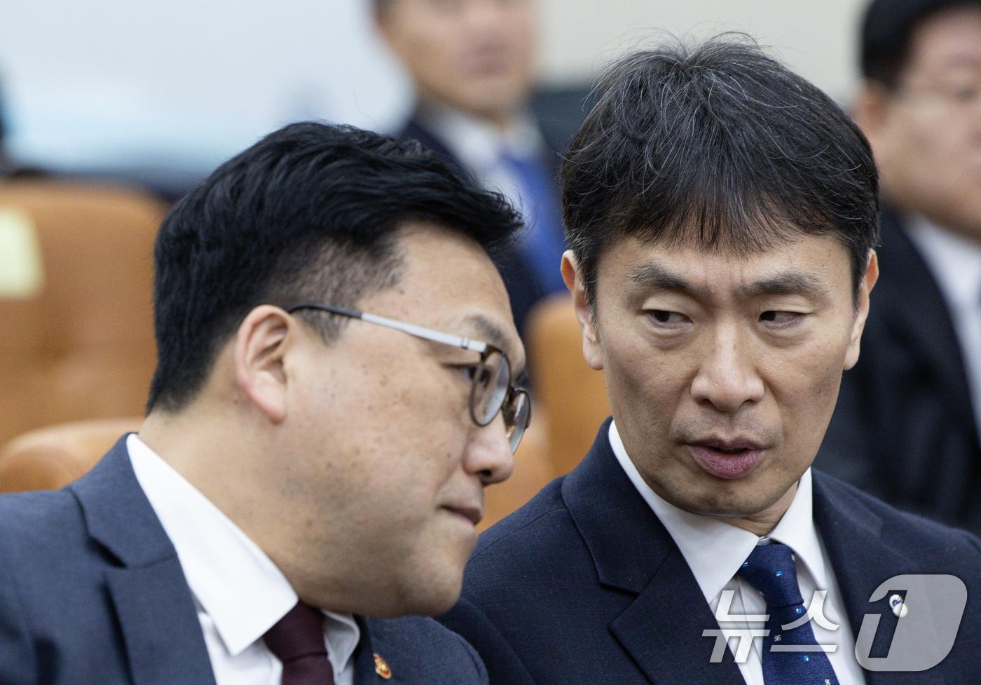 김병환 금융위원회 위원장(왼쪽)과 이복현 금융감독원 원장. 2025.1.15/뉴스1 ⓒ News1 이재명 기자