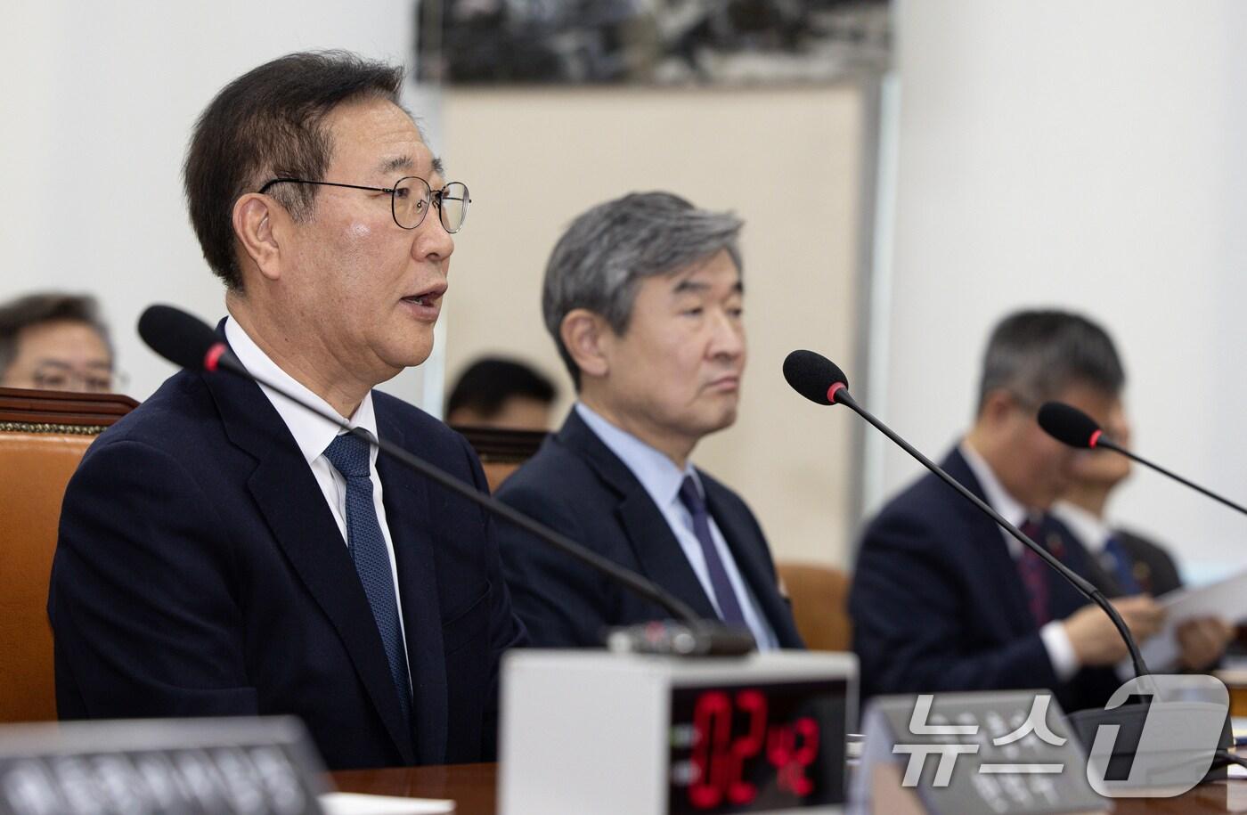 본문 이미지 - 박성재 법무부 장관이 15일 오후 서울 여의도 국회에서 열린 윤석열 정부의 비상계엄 선포를 통한 내란 혐의 진상규명 국정조사특별위원회 제4차 전체회의에서 의원 질의에 답변하고 있다. 2025.1.15/뉴스1 ⓒ News1 이재명 기자