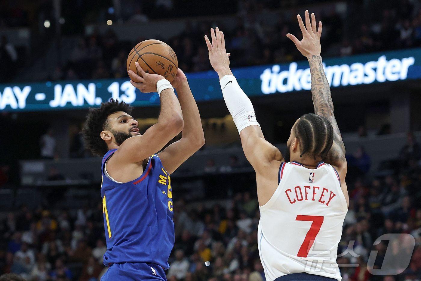 덴버의 자말 머레이(왼쪽)가 슛을 시도하는 장면. ⓒ AFP=뉴스1