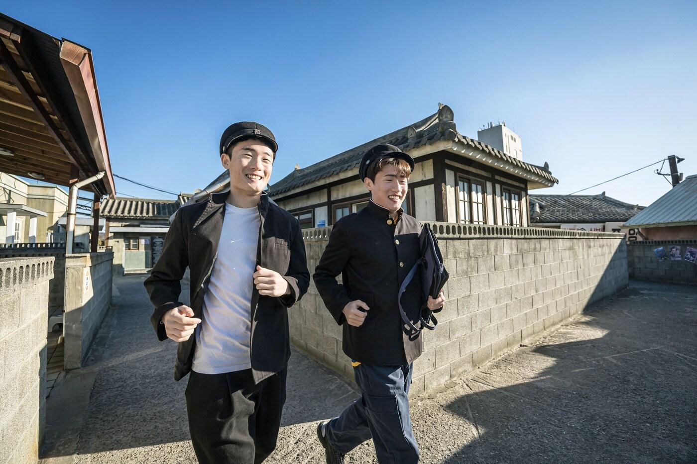  울산의 엄원상(왼쪽)과 새로 합류한 이희균(울산HD 제공)