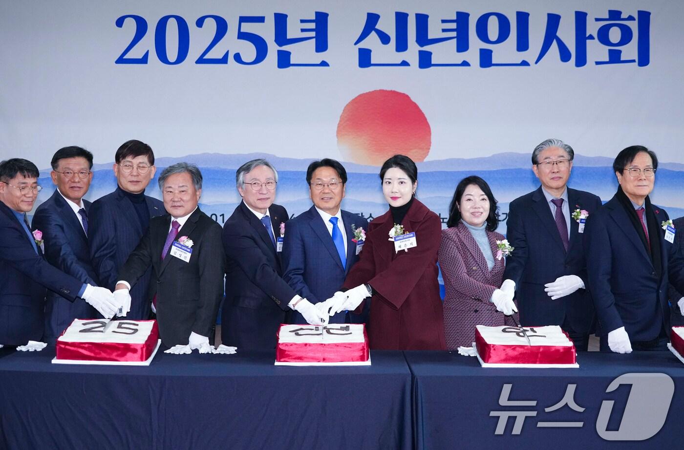 강기정 광주시장이 15일  광주테크노파크에서 열린 '지산학연 협의체 신년인사회'에 참석해 김영집 광주테크노파크 원장, 시의원, 입주기업 대표 등과 떡 케이크를 자르고 있다.(광주시 제공)2025.1.15/뉴스1