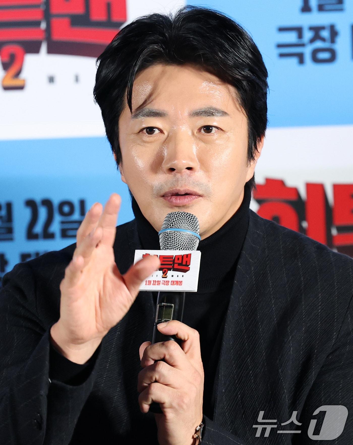 본문 이미지 - 배우 권상우가 15일 서울 용산구 CGV 용산점에서 열린 영화 '히트맨2' 언론시사회에 참석해 캐릭터 설명을 하고 있다. '히트맨2'는 대히트 흥행 작가에서 순식간에 '뇌절작가'로 전락한 '준'(권상우 분)이 야심차게 선보인 신작 웹툰을 모방한 테러가 발생하고, 하루아침에 범인으로 몰리면서 벌어지는 코믹 액션 영화이다. 2021.15/뉴스1 ⓒ News1 권현진 기자