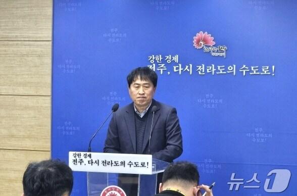 본문 이미지 - 국승철 전주시 건설안전국장이 15일 신년 브리핑 갖고 5대 역점시책에 대해 설명하고 있다.&#40;전주시 제공&#41;/뉴스1