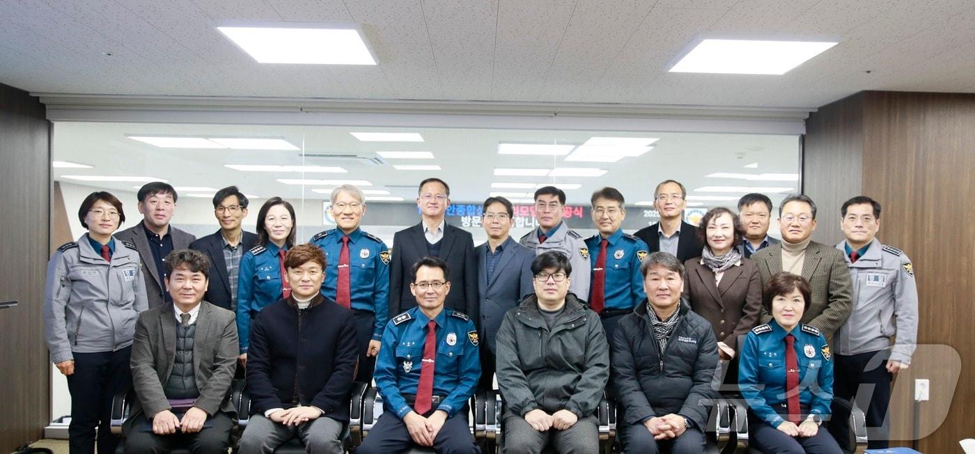 전남경찰청이 15일 112치안종합상황실 준공식을 열고 기념사진을 촬영하고 있다.(전남경찰청 제공) 2025.1.15