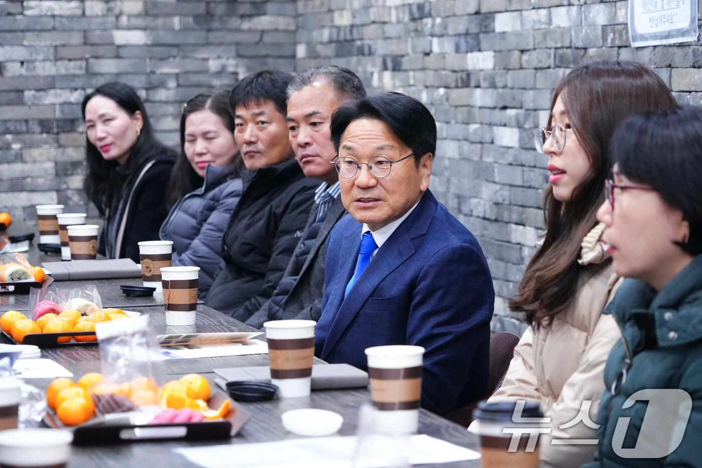 강기정 광주시장이 15일 오후 북구 영락공원을 찾아 ‘제주항공 여객기 참사’ 희생자 장례 지원에 총력을 다한 직원들을 격려하고 있다.(광주시 제공)2025.1.15/뉴스1 