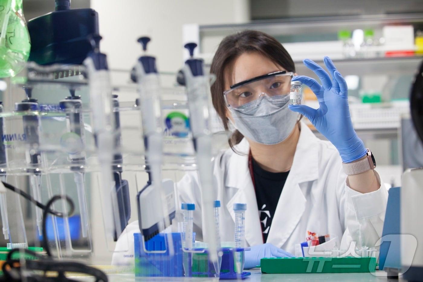 본문 이미지 - SK바이오사이언스 연구원이 백신 개발 관련 실험을 진행하고 있다.(SK바이오사이언스 제공)/뉴스1