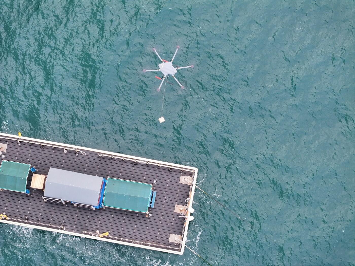 본문 이미지 - 낚시터에 드론이 음식을 배달하는 모습.&#40;국토교통부 제공&#41;