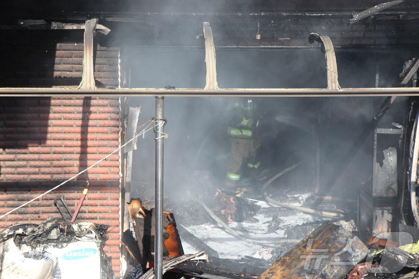 진화 작업을 벌이고 있는 소방관.(경남소방본부 제공)