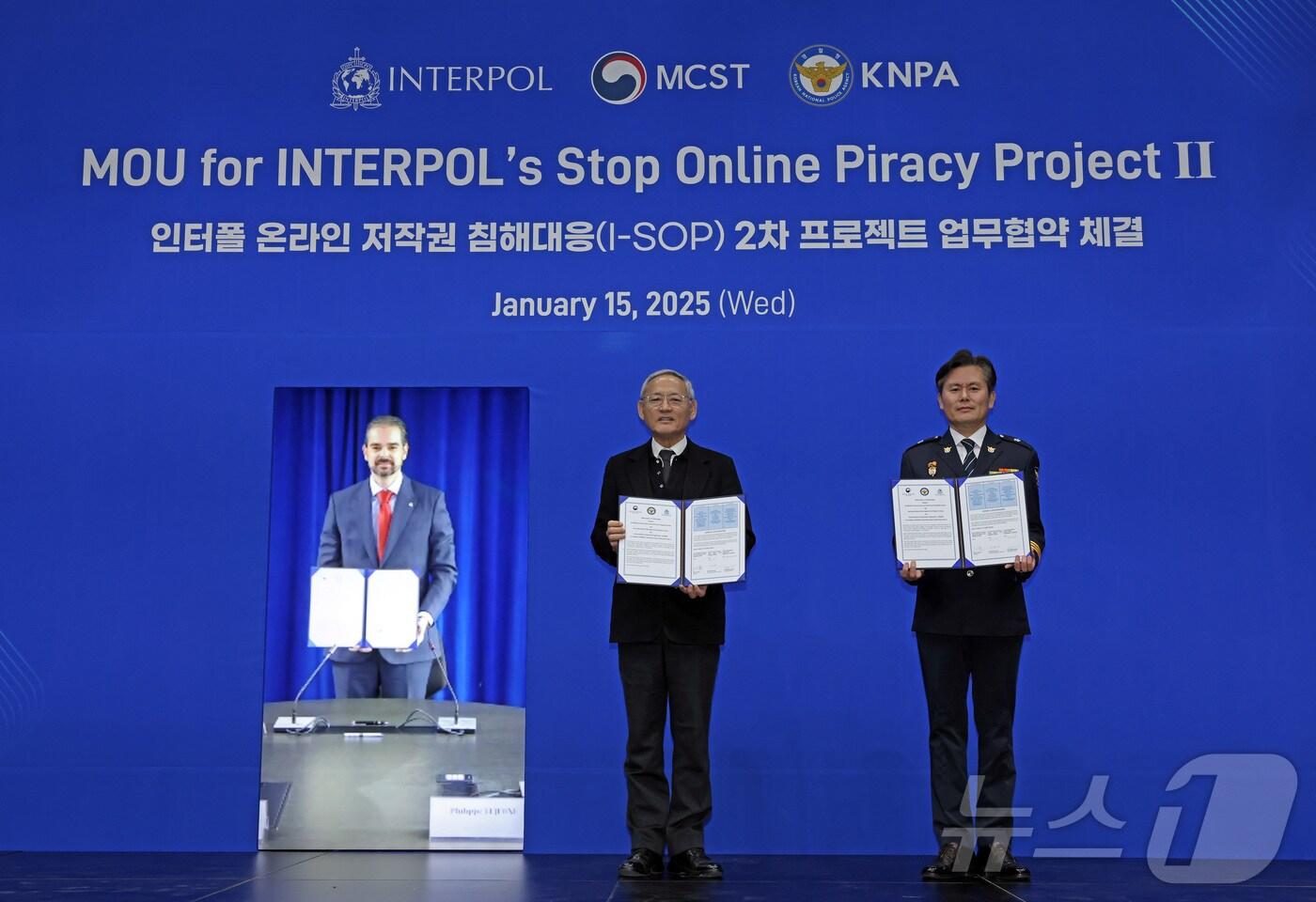 유인촌 문화체육관광부 장관이 15일 서울 종로구 국립현대미술관 서울관에서 문체부-경찰청-인터폴 간 인터폴 온라인 저작권 침해대응(I-SOP) 2차 프로젝트 업무협약서에서 서명한 뒤 기념촬영을 하고 있다. 사진 왼쪽부터 발데시 우르키자 인터폴 사무총장, 유인촌 장관, 이준형 경찰청 국제협력관. (문화체육관광부 제공) 2025.1.15/뉴스1