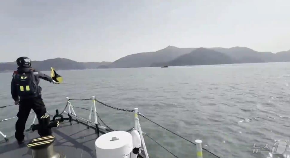 본문 이미지 - 완도해경은 무분별한 김 양식시설물 확산을 차단하기 위해 오는 17일까지 합동단속을 실시하고 있다. (완도해경 제공)2025.1.15/뉴스1