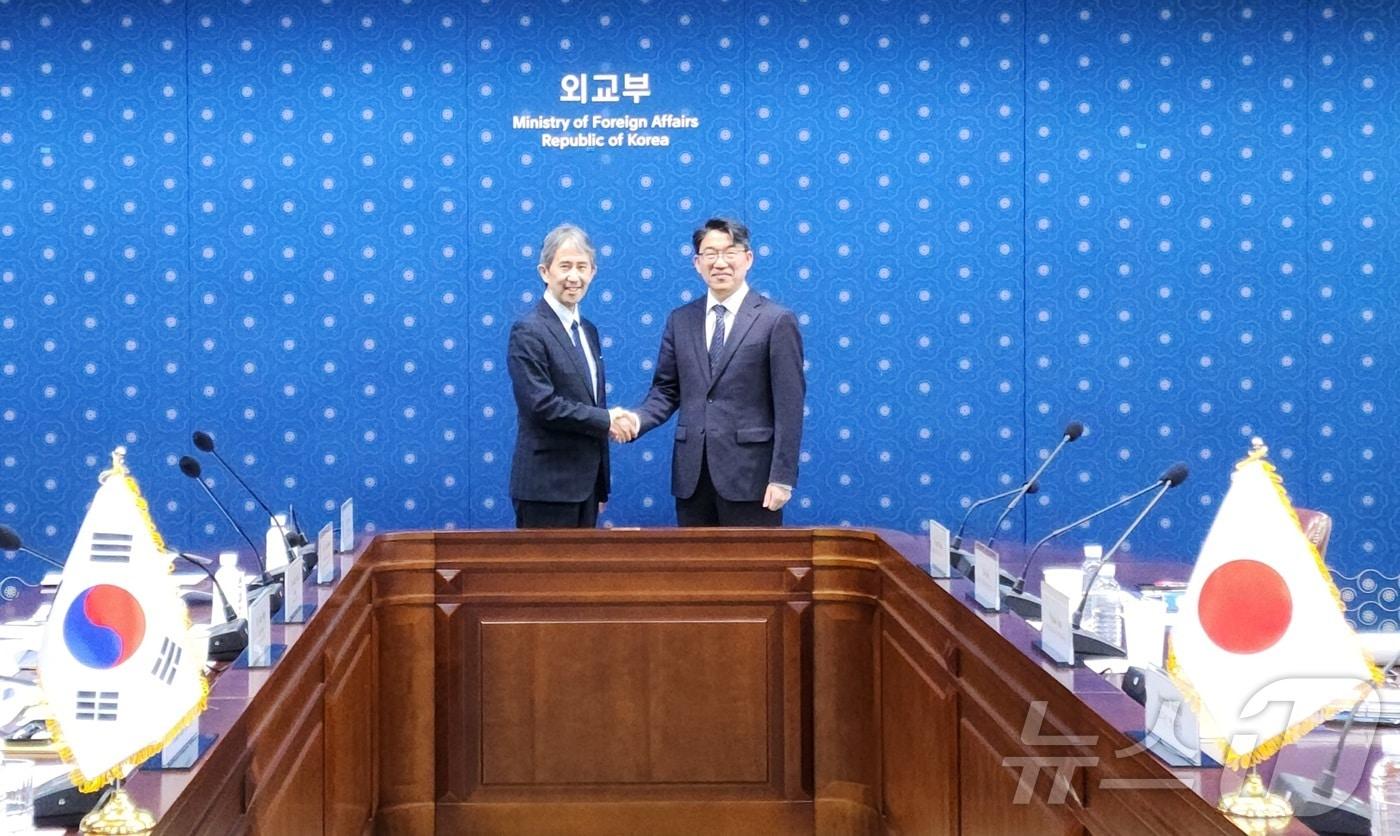 윤주석(오른쪽) 외교부 영사안전국장, 이와모토 케이이치 일본 외무성 영사국장.(외교부 제공)