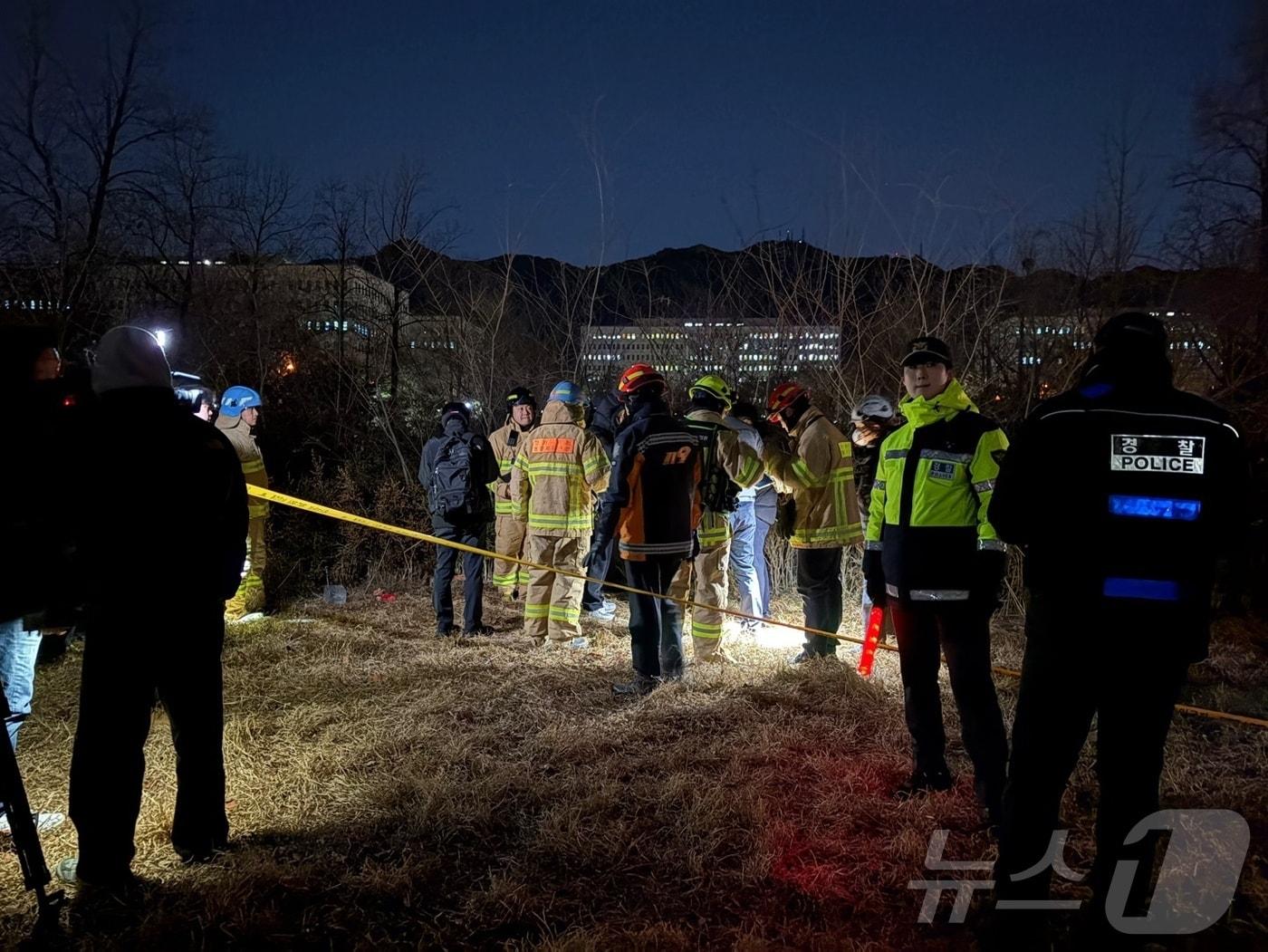 본문 이미지 - 15일 오후 경기 과천 정부과천종합청사 민원주차장 잔디밭에 소방과 경찰이 현장 출동한 모습.  2025.01.15 ⓒ 뉴스1 김정은 기자