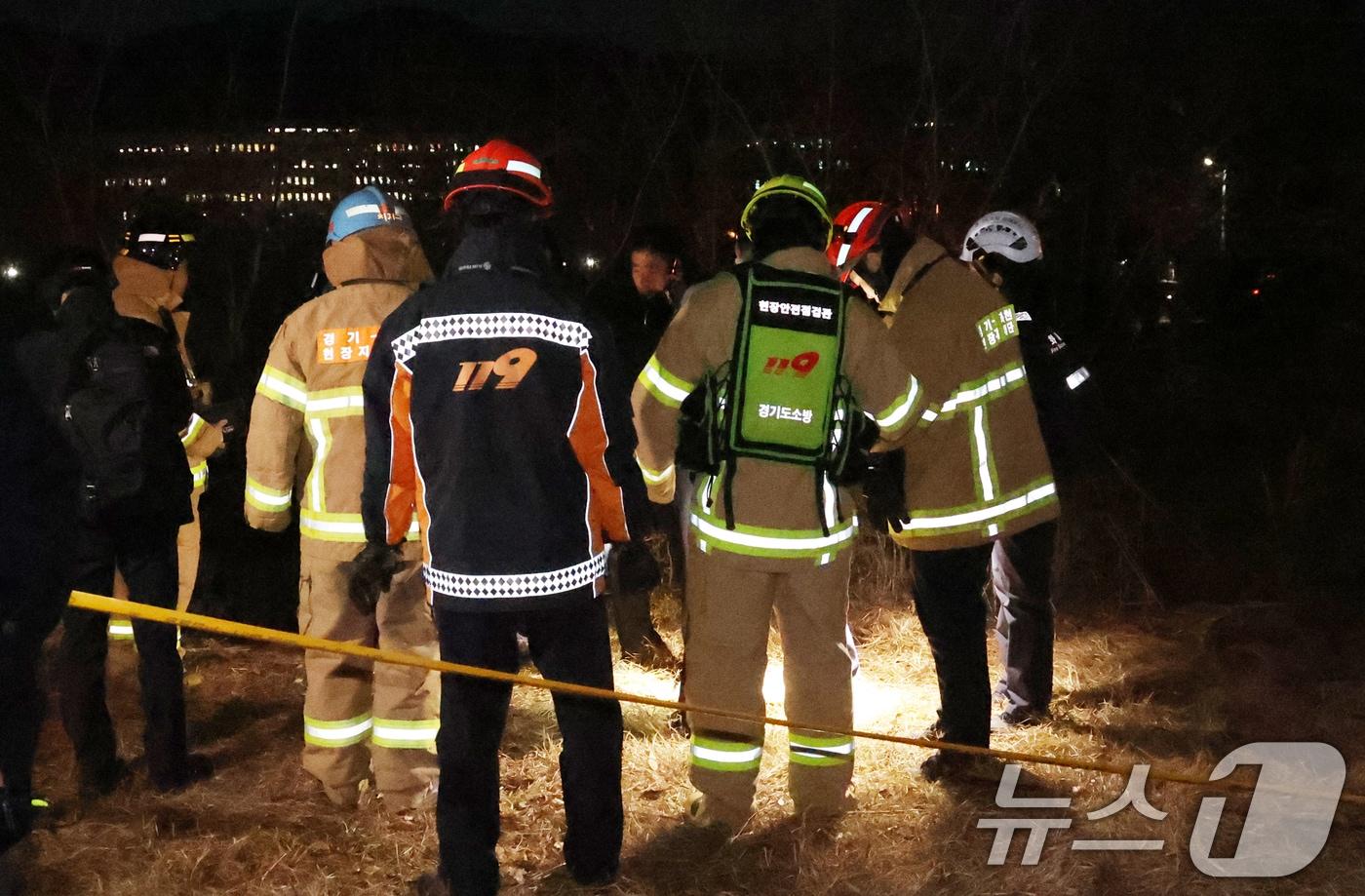 윤석열 대통령에 대한 체포영장이 집행된 15일 오후 고위공직자범죄수사처(공수처)가 있는 경기 과천시 정부과천청사 부근에서 남성 1명이 분신해 경찰과 소방이 현장조사를 하고 있다. 2025.1.15/뉴스1 ⓒ News1 김명섭 기자