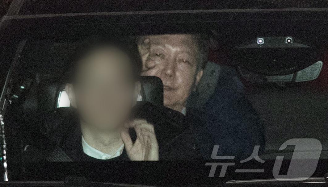 본문 이미지 - 내란 우두머리 혐의로 체포된 윤석열 대통령이 15일 오후 경기 과천 고위공직자범죄수사처(공수처)에서 조사를 마치고 차량으로 서울구치소로 이동하고 있다.(공동취재) 2025.1.15/뉴스1 ⓒ News1 김명섭 기자