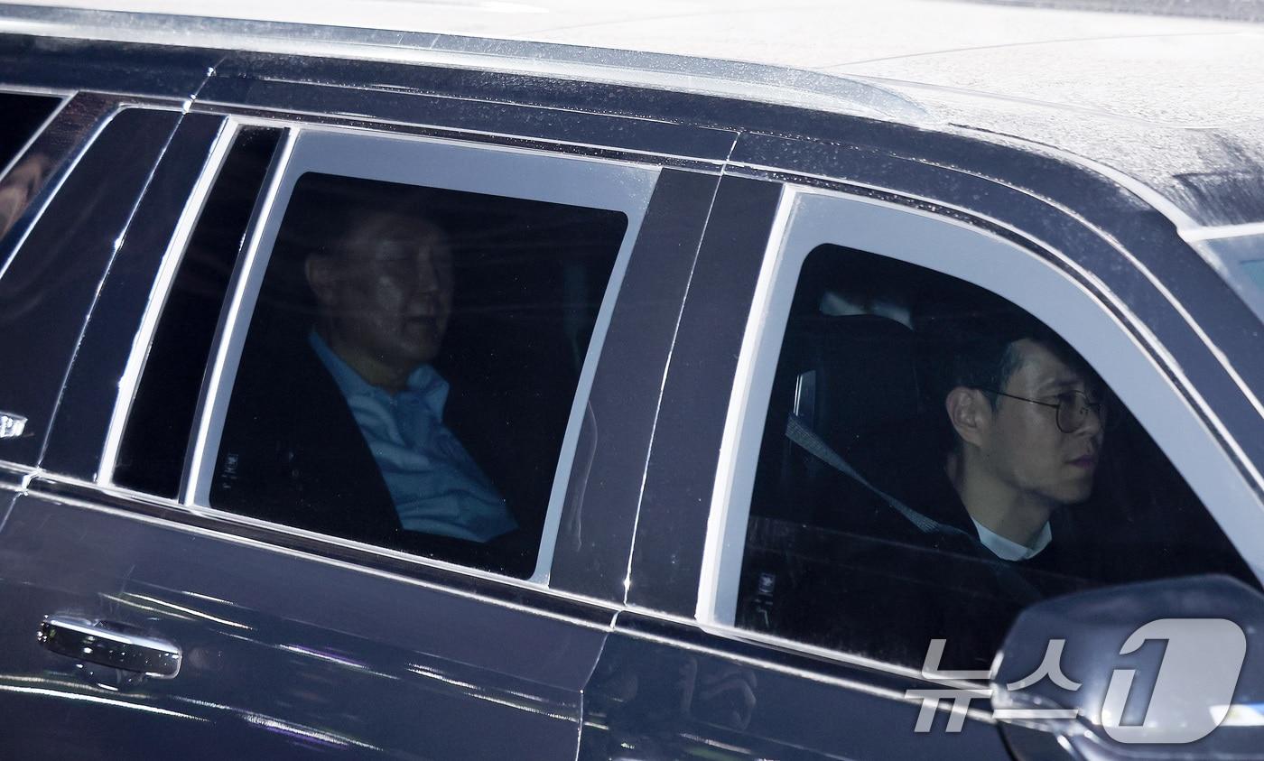 내란 우두머리 혐의로 체포된 윤석열 대통령이 15일 고위공직자범죄수사처(공수처)의 수사를 마친 후 경기도 의왕시 서울구치소에 도착하고 있다. 2025.1.15/뉴스1 ⓒ News1 김성진 기자