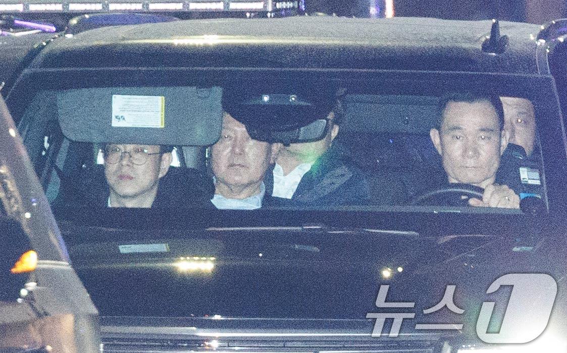 본문 이미지 - 내란 우두머리 혐의로 체포된 윤석열 대통령이 15일 고위공직자범죄수사처(공수처)의 수사를 마친 후 경기도 의왕시 서울구치소에 도착하고 있다. (공동취재) 2025.1.15/뉴스1 ⓒ News1 김성진 기자