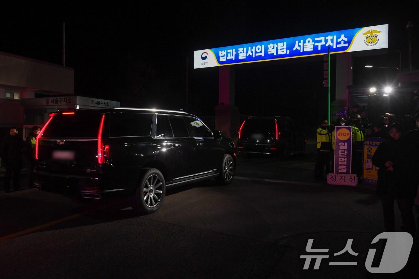 본문 이미지 - 내란 우두머리 혐의로 체포된 윤석열 대통령이 15일 고위공직자범죄수사처(공수처)의 수사를 마친 후 경기도 의왕시 서울구치소에 도착하고 있다. (공동취재) 2025.1.15/뉴스1 ⓒ News1 김성진 기자