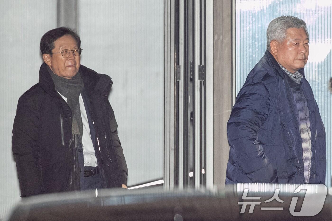 내란 우두머리 혐의로 고위공직자범죄수사처에 체포된 윤석열 대통령이 지난 1월15일 오후 경기 과천시 공수처에서 조사를 마치고 서울구치소로 떠난 뒤 윤 대통령 변호인단 김홍일 전 방송통신위원장(오른쪽)과 윤갑근 변호사(왼쪽)가 차량으로 향하고 있다. (공동취재)/뉴스1 ⓒ News1 김명섭 기자