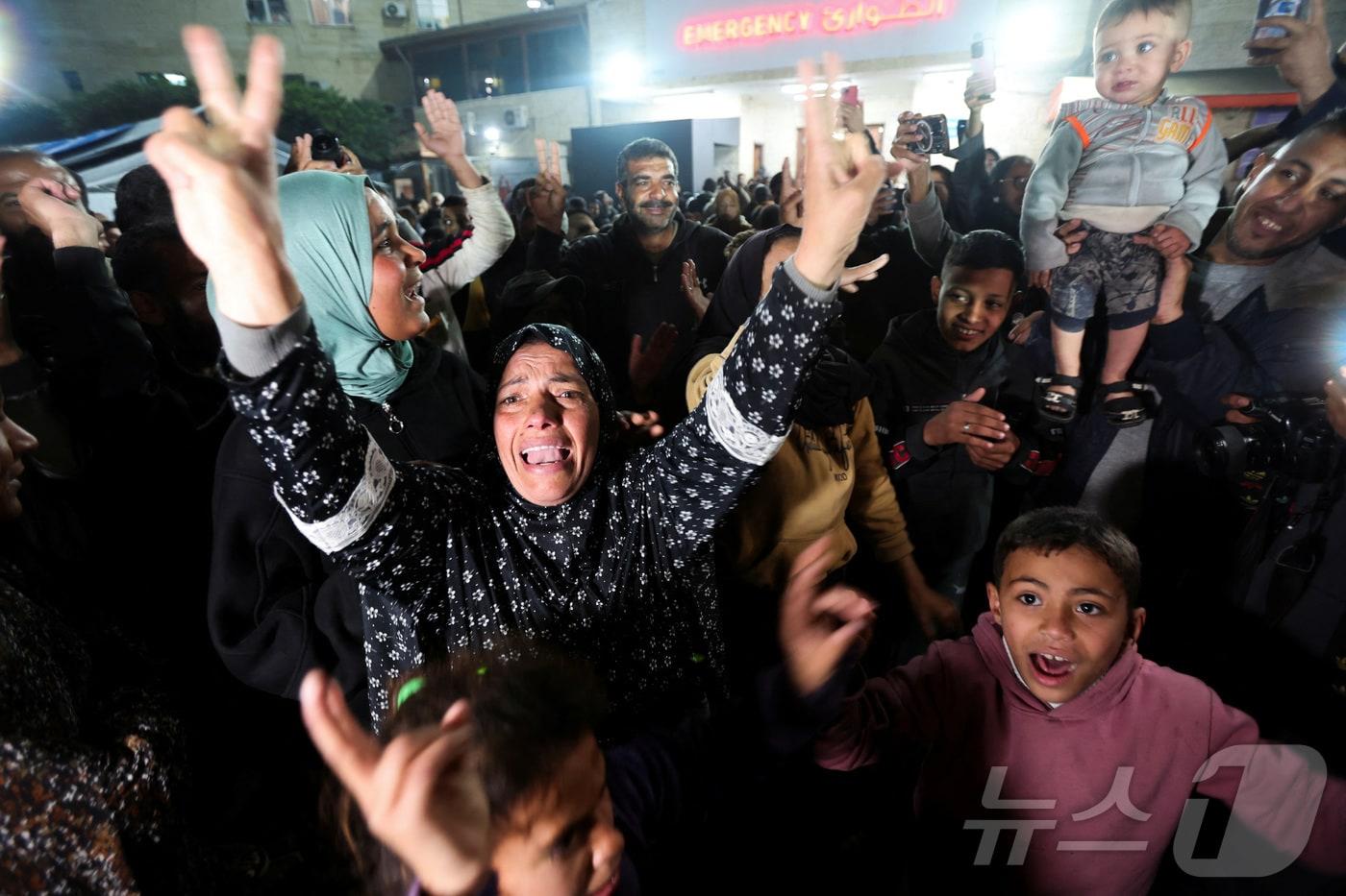 15일&#40;현지시간&#41; 팔레스타인인들이 팔레스타인 무장정파 하마스와 이스라엘 간 가자지구 휴전 협정 소식에 기뻐하고 있다. 2025.1.15. ⓒ 로이터=뉴스1 ⓒ News1 조소영 기자