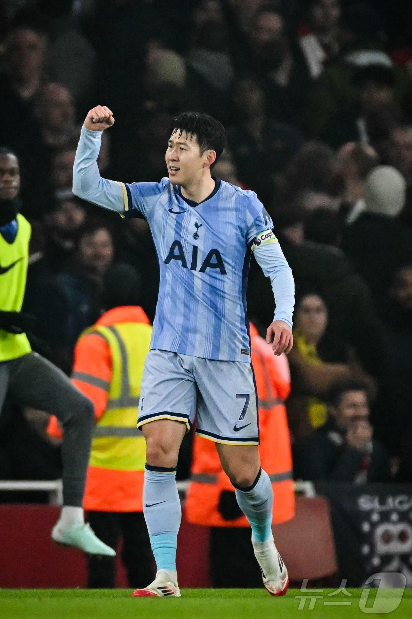 본문 이미지 - 토트넘 홋스퍼 주장 손흥민이 16일(한국시간) 열린 2024-25 잉글랜드 프리미어리그(EPL) 아스널과 원정 경기에서 전반 25분 선제골을 터뜨렸다. ⓒ AFP=뉴스1