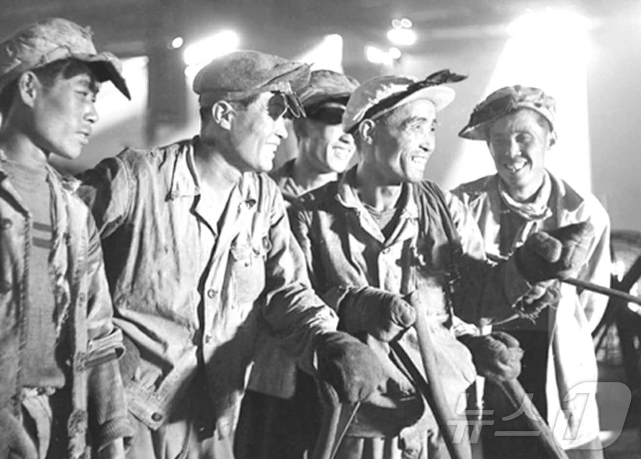 본문 이미지 - &#40;평양 노동신문=뉴스1&#41; = 북한 노동당 기관지 노동신문은 16일 &#34;전세대들은 당의 호소에 충성과 애국으로 화답했다&#34;면서 &#34;오늘날 충성도 애국도 증산에 있다&#34;라고 전했다. [국내에서만 사용가능. 재배포 금지. DB 금지. For Use Only in the Republic of Korea. Redistribution Prohibited] rodongphoto@news1.kr