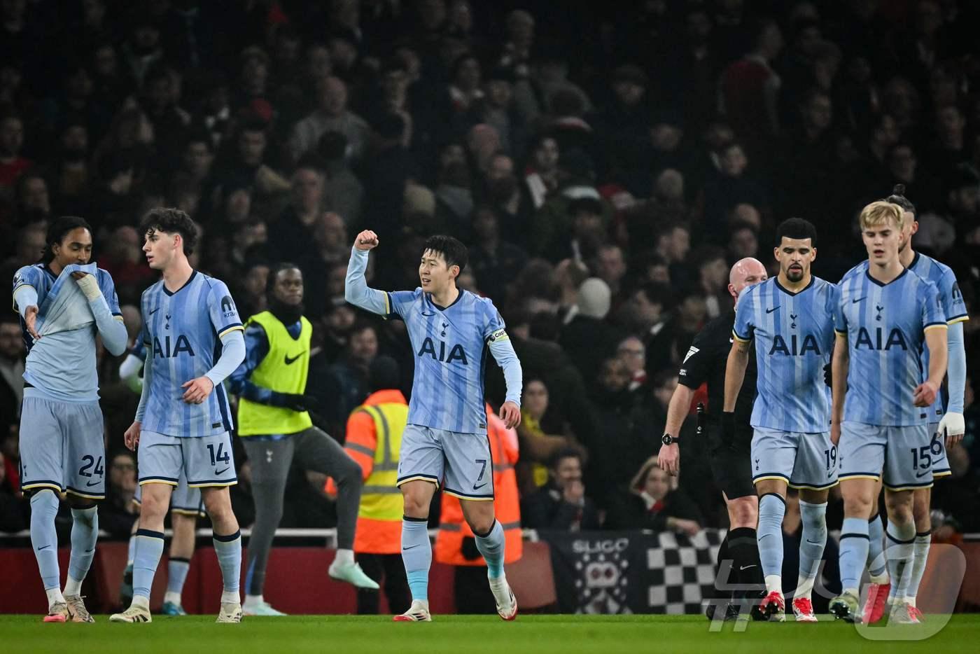 토트넘 홋스퍼 주장 손흥민(7번)이 16일(한국시간) 열린 2024-25 잉글랜드 프리미어리그(EPL) 아스널과 원정 경기에서 전반 25분 선제골을 터뜨린 후 기뻐하고 있다. 2025.1.16 ⓒ AFP=뉴스1