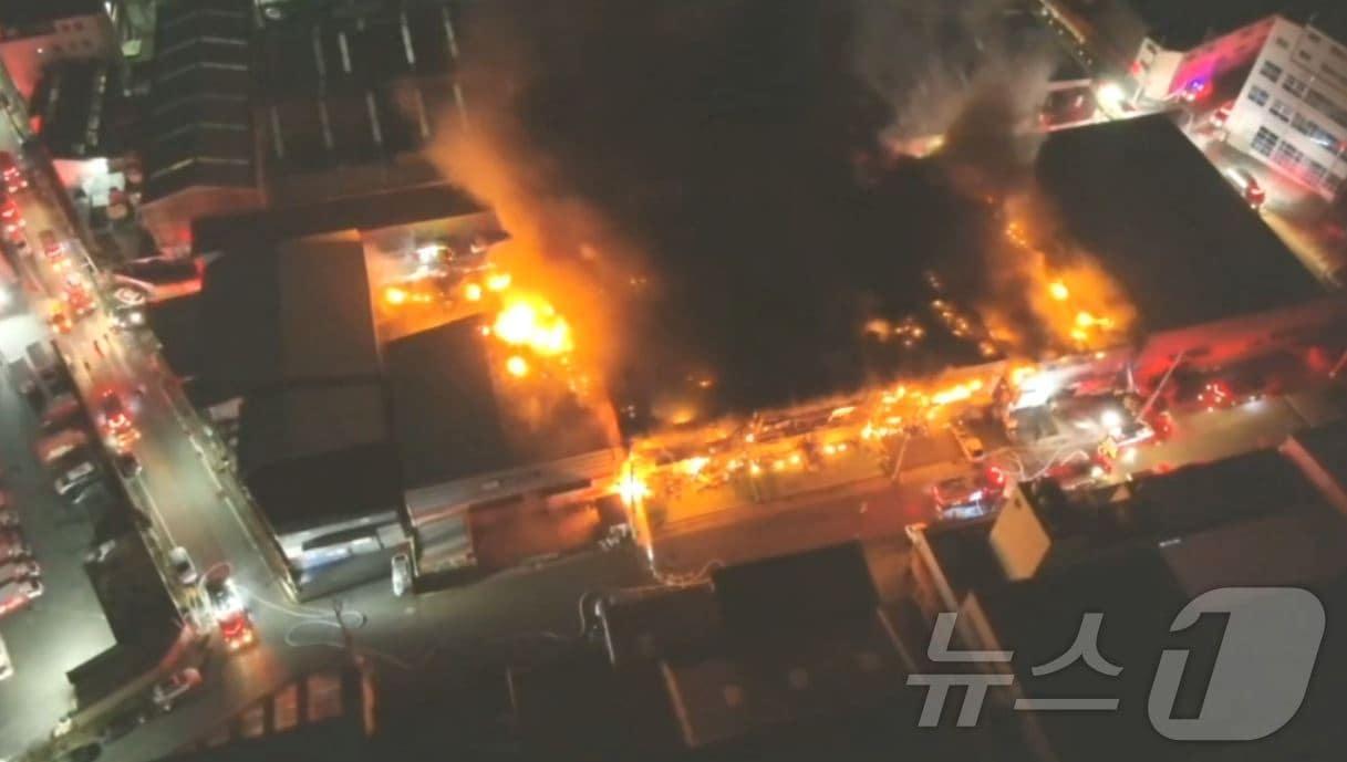 본문 이미지 - 대구 서구 이현공단에 들어선 한 공장에서 불이 나 소방당국이 2시간여 만에 불길을 잡았다.(대구소방안전본부 제공)
