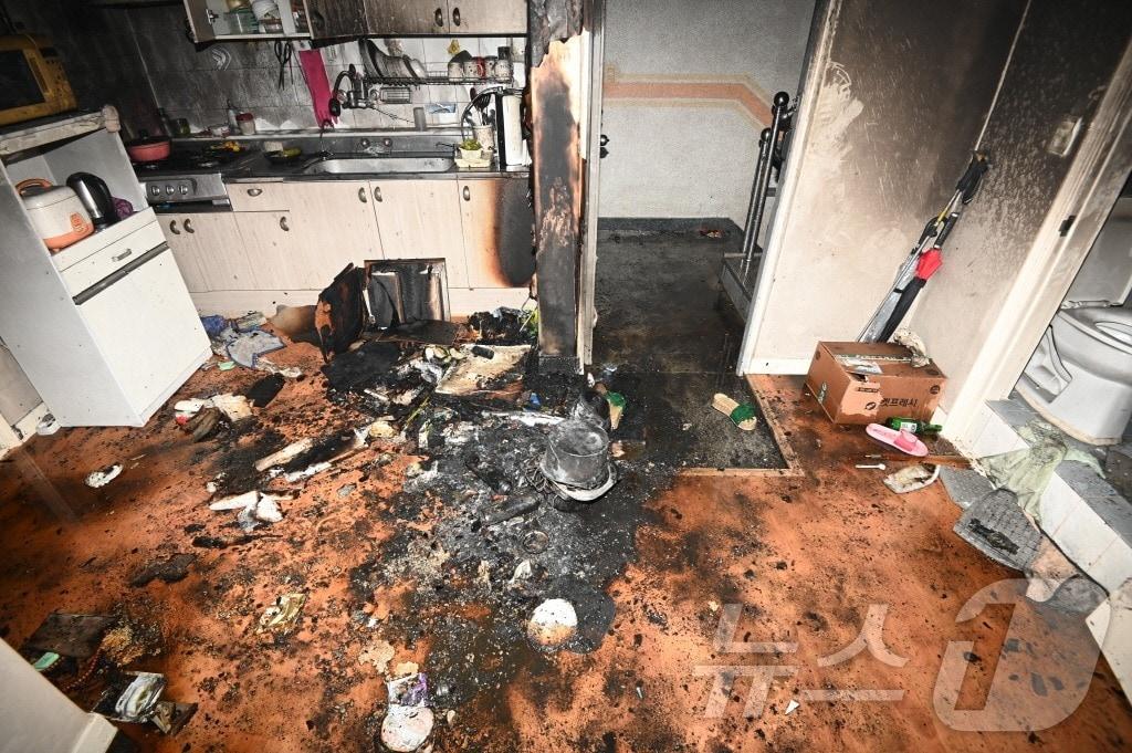 본문 이미지 - 15일 서울 금천구 독산동 3층 단독주택에서 발생한 화재 현장 사진.  서울 금천소방서 제공