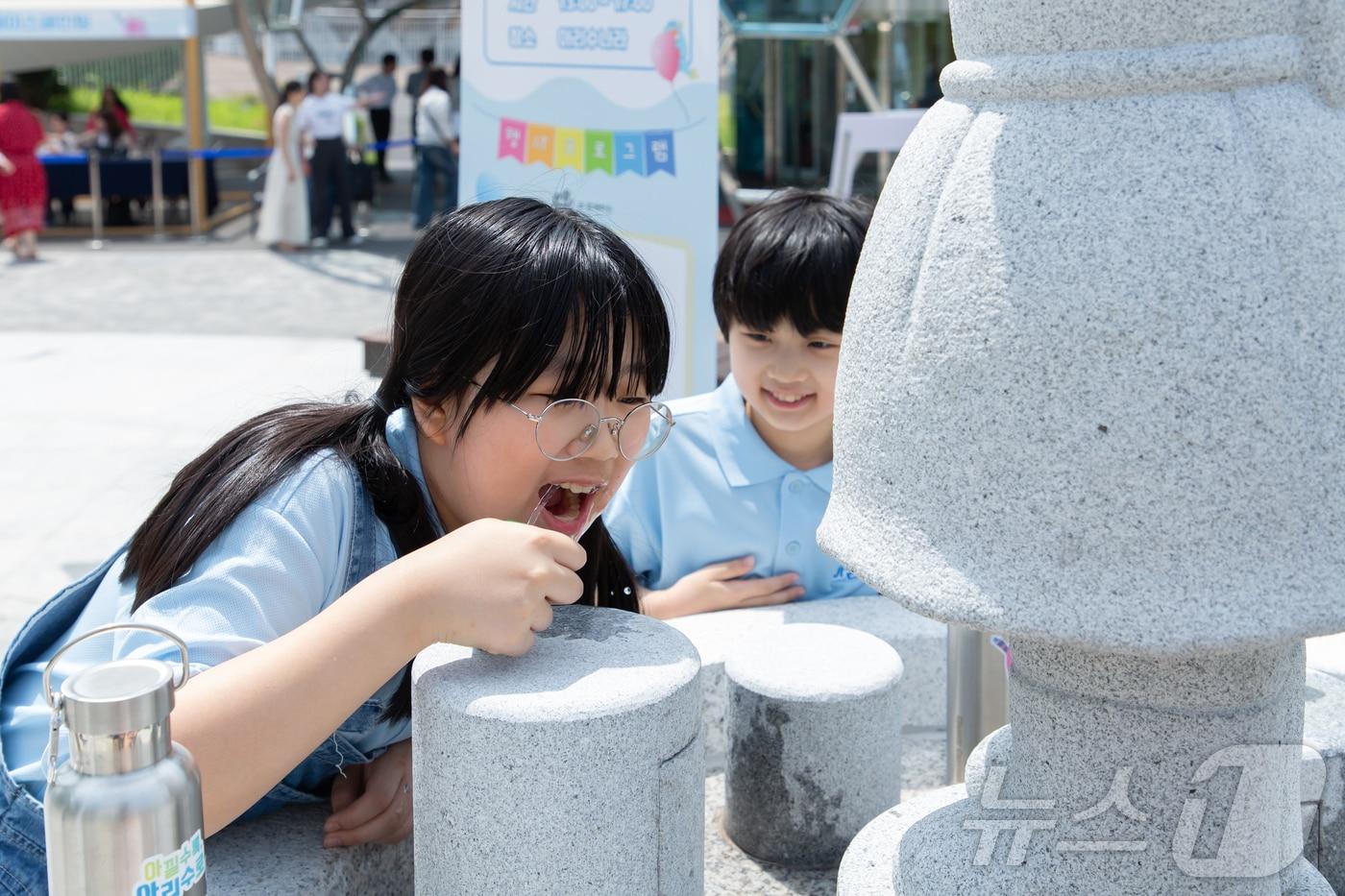  아리수 음수대에서 물 마시는 모습 (서울시 제공)