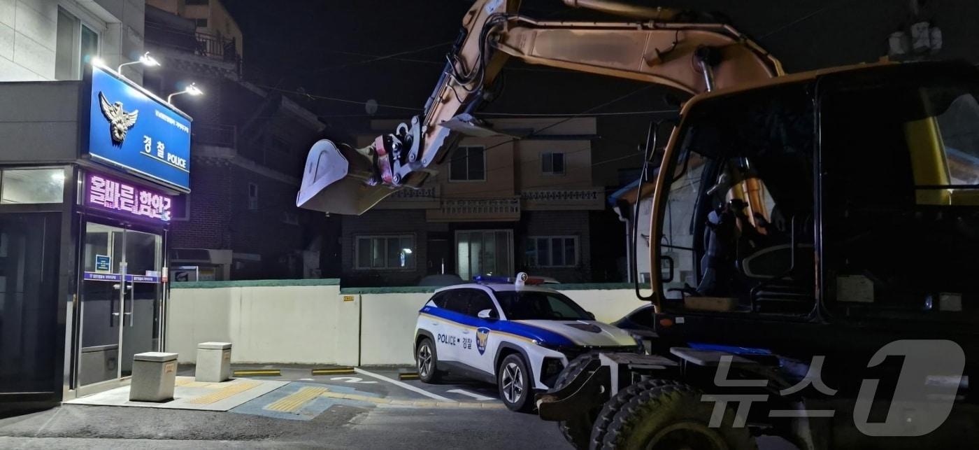 본문 이미지 - 지구대에 주차된 굴삭기(경남경찰청 제공).