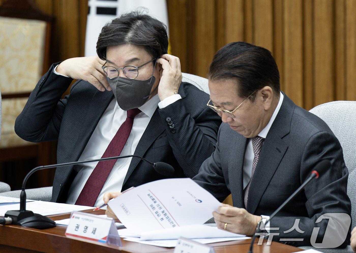 권성동 국민의힘 원내대표&#40;왼쪽&#41;가 6일 오전 서울 여의도 국회에서 열린 설 명절 응급의료체계 및 호흡기 감염병 확산 점검 관런 당정협의회에서 마스크를 착용하고 있다. 2025.1.16/뉴스1 ⓒ News1 이재명 기자