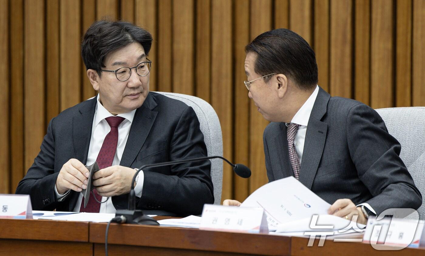 권영세 국민의힘 비상대책위원장(오른쪽)과 권성동 원내대표가 6일 오전 서울 여의도 국회에서 열린 설 명절 응급의료체계 및 호흡기 감염병 확산 점검 관런 당정협의회에서 대화를 하고 있다. 2025.1.16/뉴스1 ⓒ News1 이재명 기자