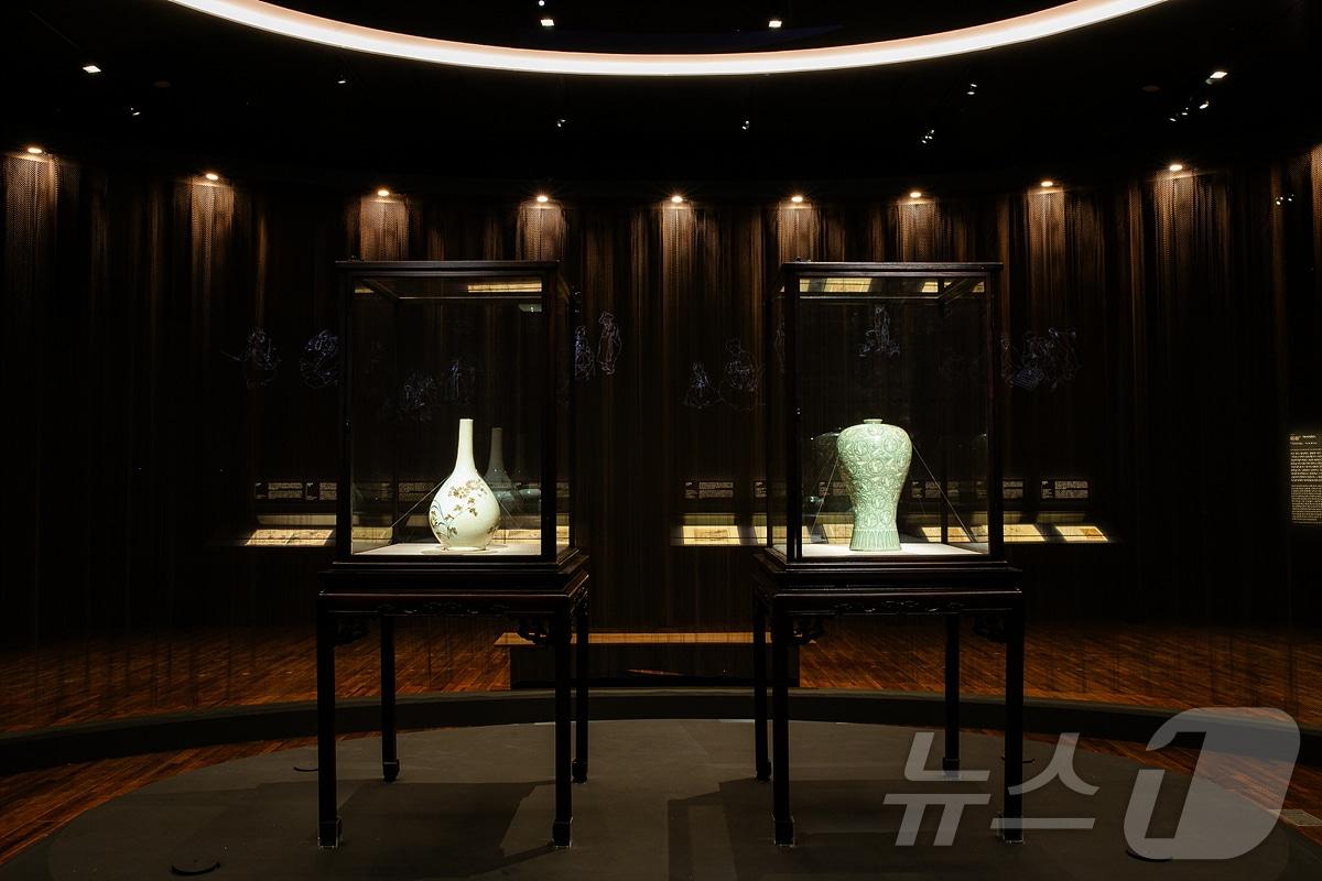 본문 이미지 - 국보급 소장품 52점을 선보이는 대구간송미술관 첫 상설전시가 16일 개막했다. 사진은 전시실 모습. (대구간송미술관 제공)/뉴스1