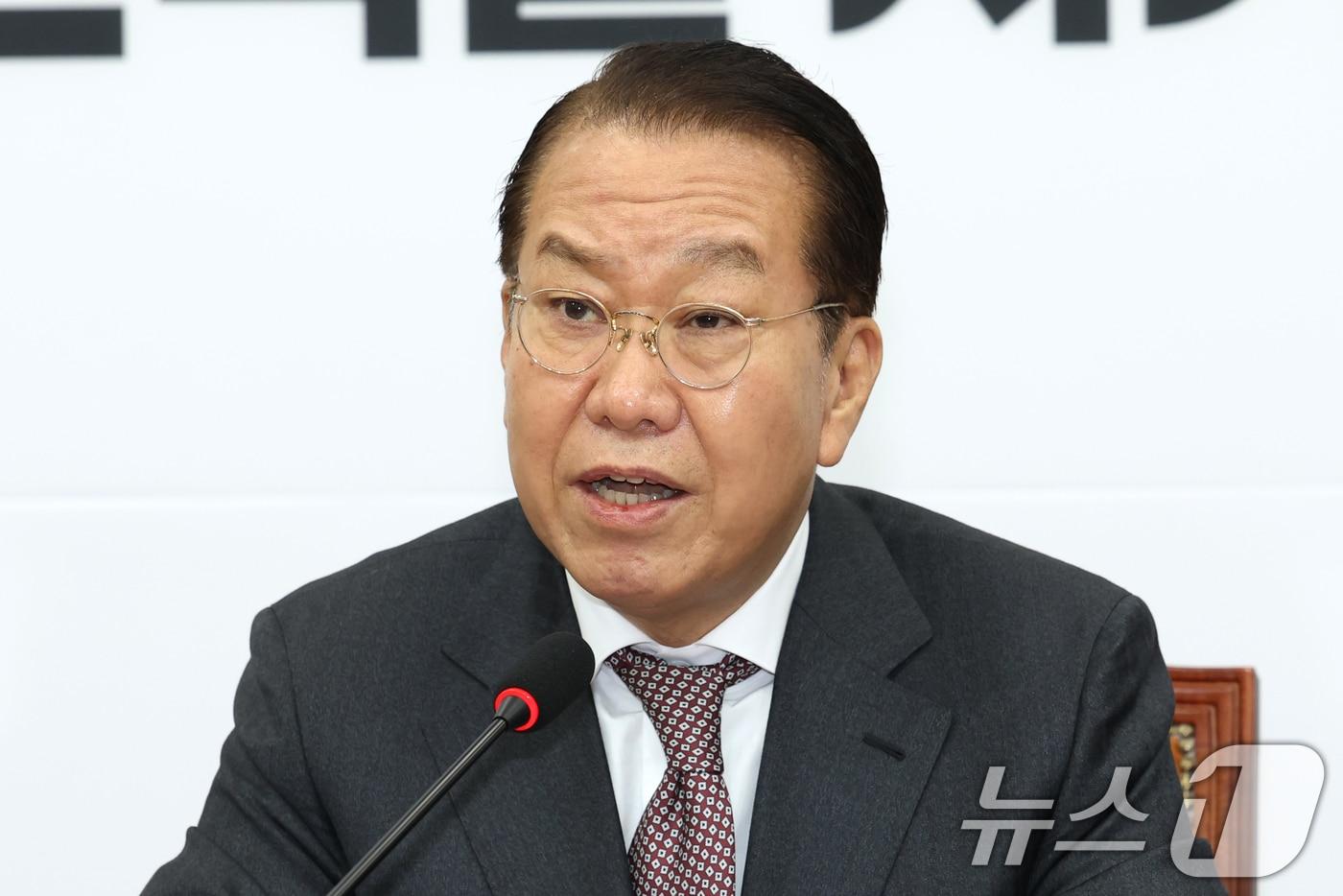 권영세 국민의힘 비상대책위원장이 16일 오전 서울 여의도 국회에서 열린 비상대책위원회의에서 모두발언하고 있다. 2025.1.16/뉴스1 ⓒ News1 이광호 기자